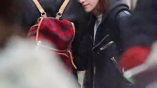 La actriz fue captada llegando al aeropuerto de París, donde su supuesta novia la esperaba con un ramo de flores.