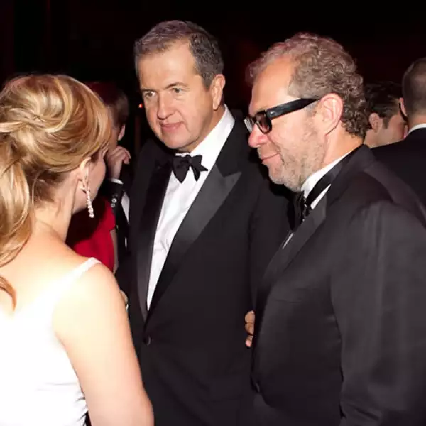 Mario Testino platica con Yaz Hernández.