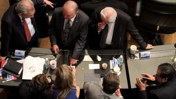 El Senado busca que el Fondo que administre los recursos de la renta petrolera entregue a la Secretaría de Hacienda cada año el equivalente al 4.7% del PIB, según uno de los puntos del acuerdo del dictamen al que llegaron el PRI y el PAN.