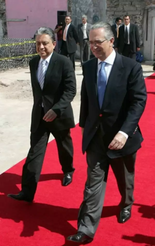 Acompañado por Mario San Román, Salinas Pliego llegó a los terrenos donde serán los nuevos foros.