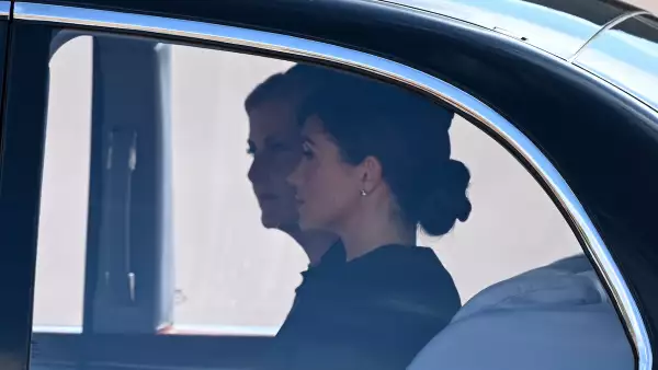 Meghan usa aretes de la reina Isabel