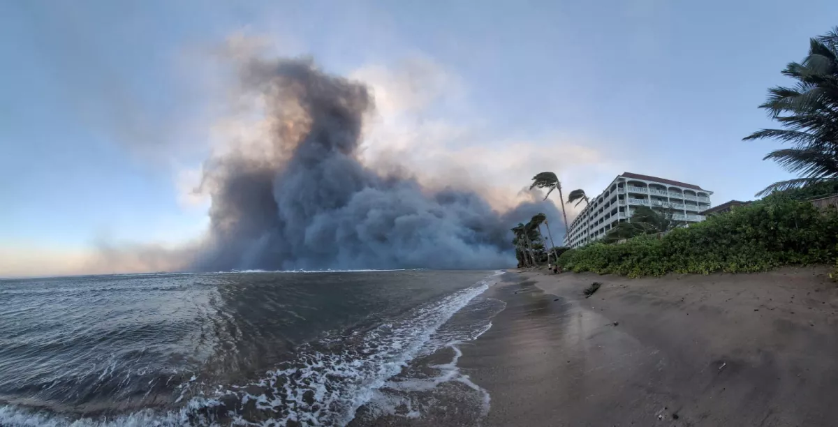 El humo se eleva cerca de Lahaina mientras los incendios forestales provocados por los fuertes vientos destruyen una gran parte de la histórica ciudad de Lahaina, Hawái, EE. UU., el 9 de agosto de 2023.