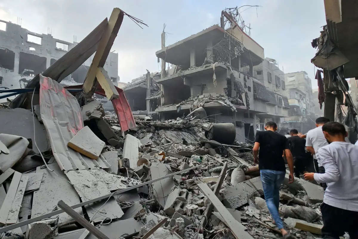 Los palestinos se reúnen en el lugar de los ataques israelíes contra las casas, mientras continúa el conflicto entre Israel y el grupo islamista palestino Hamas, en el norte de la Franja de Gaza el 23 de octubre de 2023.