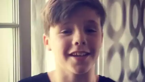 El hijo de Victoria y David Beckham demostró su talento para cantar en un video que su madre compartió en Instagram. Los comentarios no se hicieron esperar y al parece la gente lo ama.