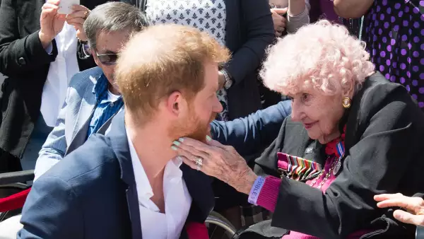 Seguidora besa por tercera vez al príncipe Harry