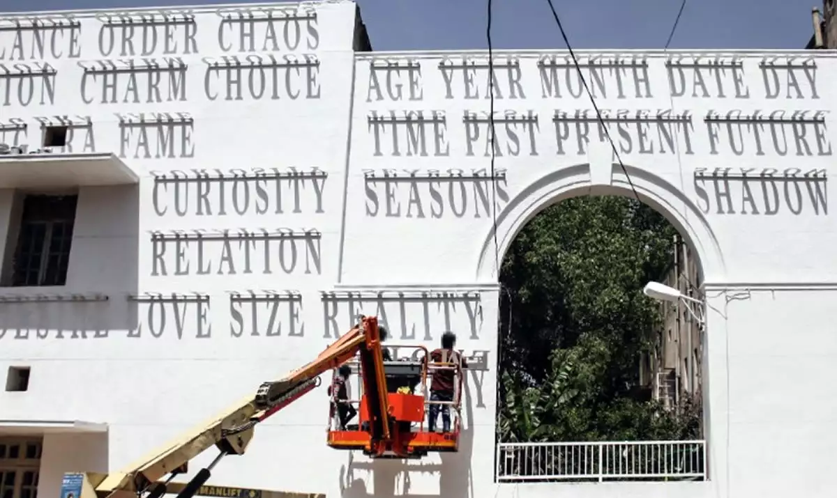 Un mural diseñado para cambiar según la posición del sol.