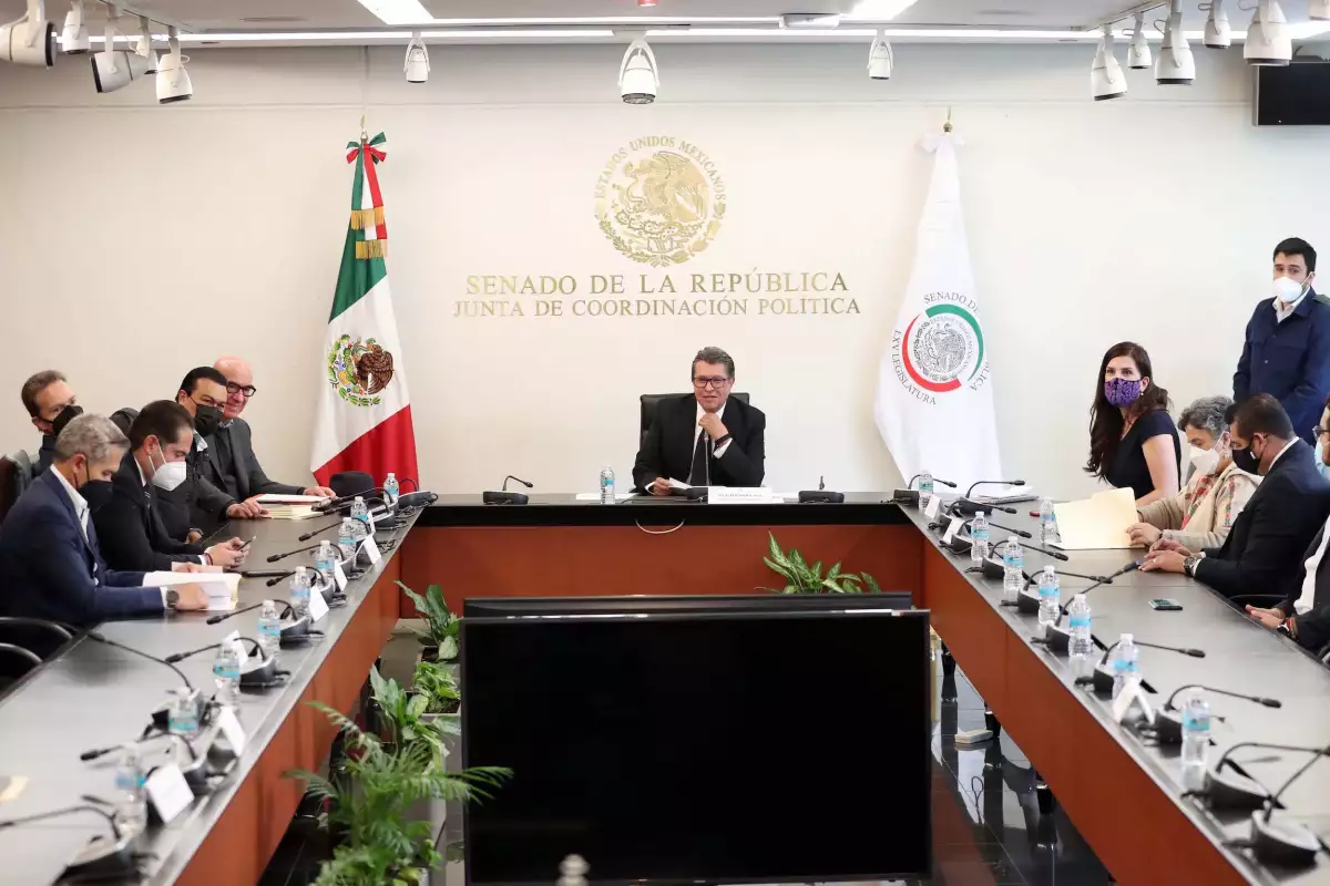El presidente de la Junta de Coordinación Política del Senado, Ricardo Monreal, preside los trabajos en una mesa cuadrada donde están los demás líderes parlamentarios.