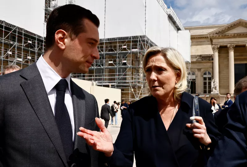 La líder francesa de la la derecha Marine Le Pen, miembro del parlamento del partido Rassemblement National (National Rally - RN), habla con Jordan Bardella, presidente del partido nacional de la retra derecha francesa, en la Asamblea Nacional en París después de la segunda vuelta de las primeras elecciones parlamentarias francesas, Francia, el 10 de julio de 2024.