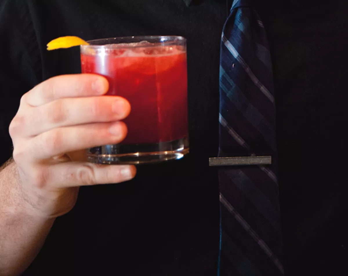 Bitches Brew: Este coctel forma parte del menú celebratory libations de Ada St. 1664. Es una mezcla de El Dorado 5 Yr (un ron de Guyana con cinco años de añejamiento), Amaro Ciociara (licor de hier...