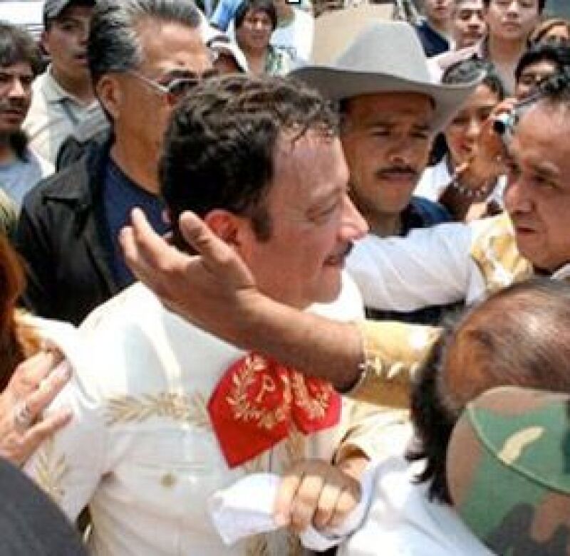 Esta previsto que el cuerpo del cantante llegue a la Ciudad de México, sea llevado a la Basílica de Guadalupe y finalmente será sepultado en Amealco Querétaro, como fue su voluntad.