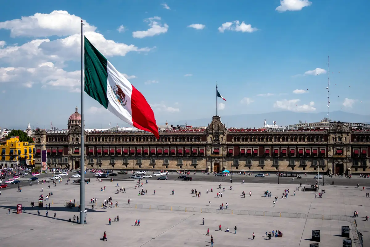Bandera de México actual ondeando en el Zócalo de la Ciudad de México.