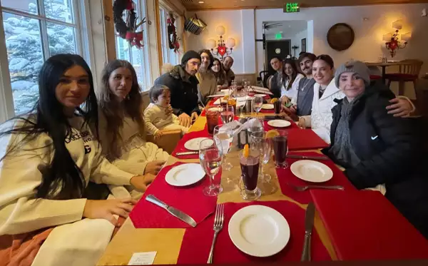 Doña Cuquita, Alejandro Fernández y su familia reciben el Año Nuevo en la nieve