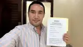 Arturo Marín, aspirante de Morena a la alcaldía de Cuajinicuilapa, posa con su registro a la candidatura de Morena. 