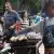 Un hombre vende elotes en la Alameda Central, frente al Palacio de Bellas Artes. 