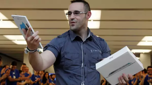 La iPad 2 inició su venta en 25 países este viernes 25 de marzo. En la imagen, Ricardo, el primer cliente en Madrid en conseguir la nueva ‘tablet’, después de esperar más de 33 horas en la fila.