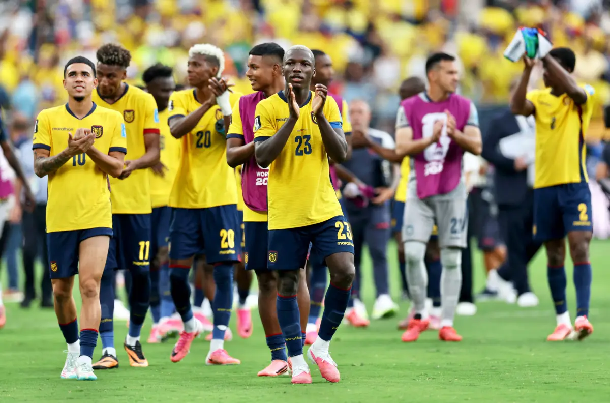 Moises Caicedo #23 de Ecuador aplaude a los fanáticos después de la victoria por 2-1 durante el partido del Grupo E de la Copa Mundial de la FIFA 2026 entre Ecuador y Alemania en el New York New Jersey Stadium el 25 de junio de 2026 en East Rutherford, Nueva Jersey.