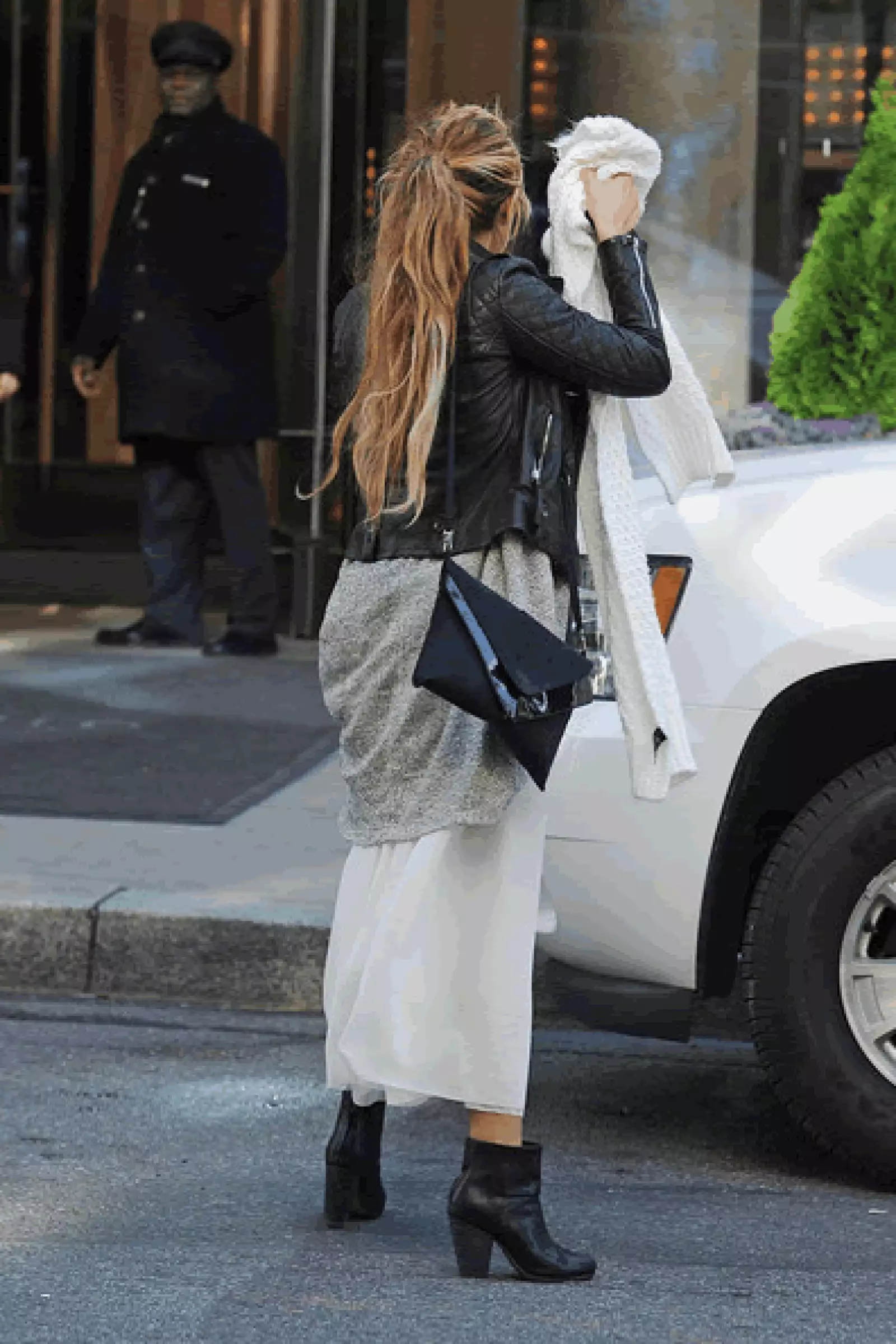 Aunque trató de esconderse de las cámaras la pudieron captar llevando una falda a la cintura con top negro, un sweater gris extragrande y botas, además agregó una chamarra de piel negra.