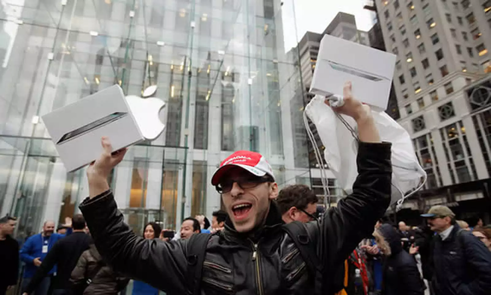 Uno de los primeros compradores de la iPad, al salir de la tienda de Apple en Nueva York.
