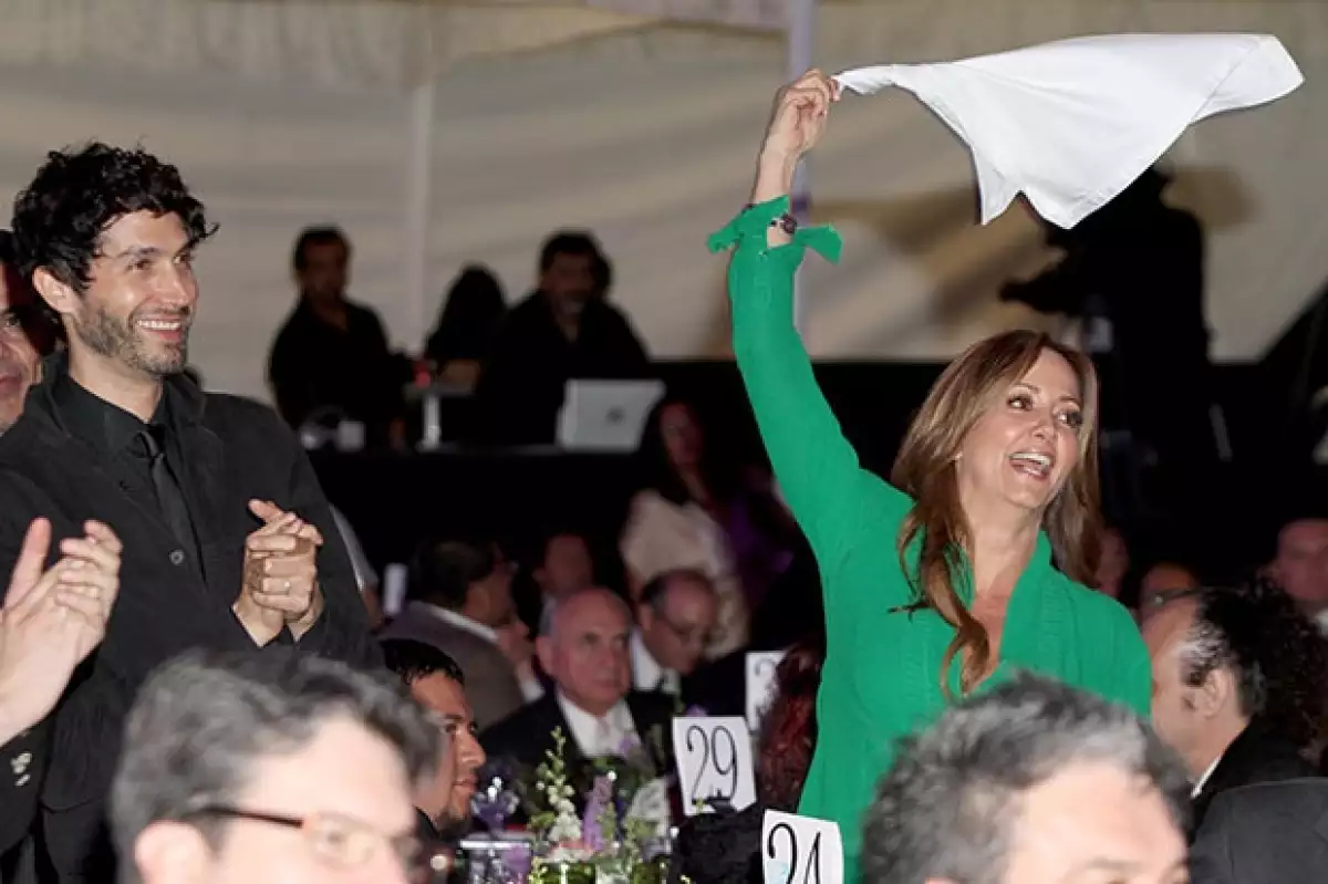 La conductora del matutino "Hoy" apoyó efusivamente a su esposo al ser reconocido por la composición del tema "Cada Beso" por la Sociedad de Autores y Compositores de México.