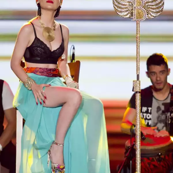 Belinda lució muy sexy durante su presentación.