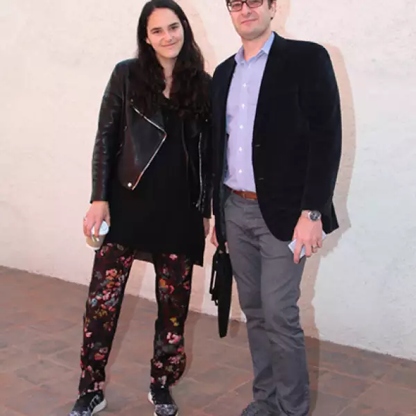 Jamie Denburg Habie, artista del New Roots Foundation, y Nick Olney, manager de Paul Kasmin Gallery