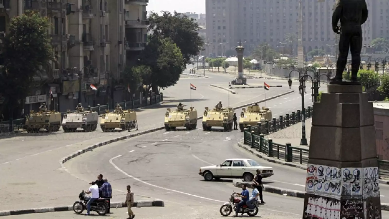 tanques vigilan la entrada a la plaza tahrir
