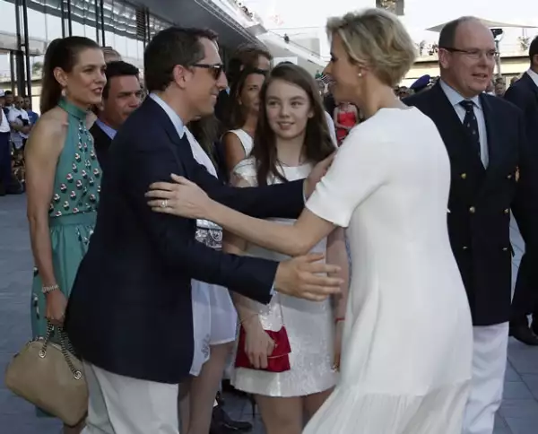 Gad Elmaleh, novio de Carlota Casiraghi y padre de su hijo Raphael, se saluda con Charlene de Mónaco ante la atenta mirada de Alexandra de Hannover.