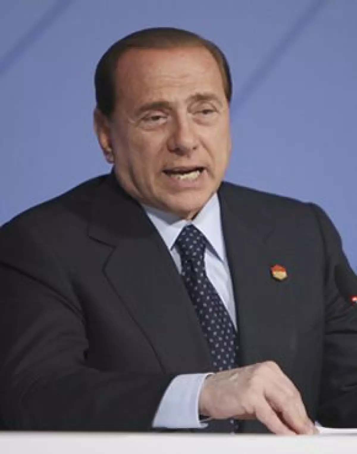 Berlusconi, de 72 años, conocido por su exuberancia y su aprecio por la belleza femenina, tampoco ha emitido comentarios.