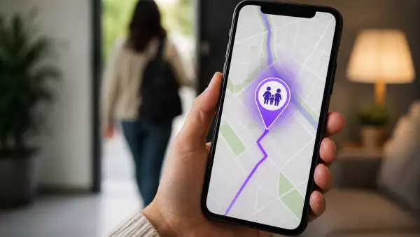 Un teléfono inteligente muestra una aplicación de de ubicación con una alerta de llegada a casa.