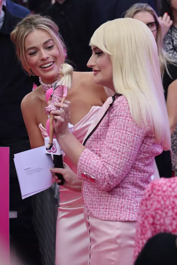 Amelia Dimoldenberg se viste de Barbie reportera y sorprende a Margot Robbie en la premiere de Barbie en Londres.