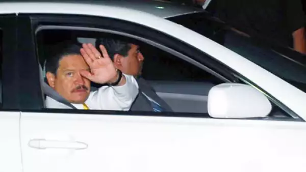 El senador del PRD, Carlos Navarrete, a su salida del Museo de Antropología e Historia después de la cena ofrecida al presidente Obama.