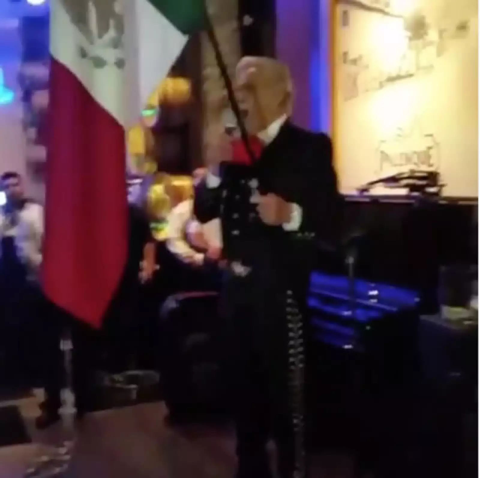 Erick del Castillo dio el grito vestido de mariachi y fue Kate quien capturó este momento.