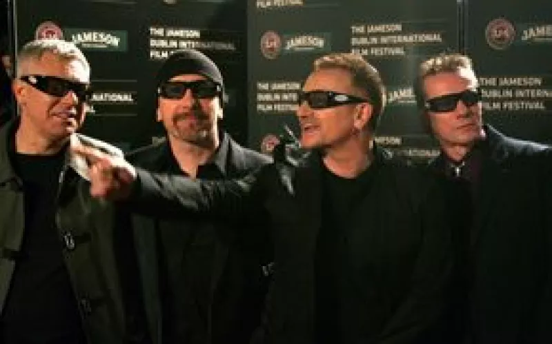 El grupo irlandés fue acusado por el artista Taylor Deupree, al considerar que la portada de uno de sus discos es similar a la del nuevo lanzamiento del cuarteto titulado "No line on the horizon".