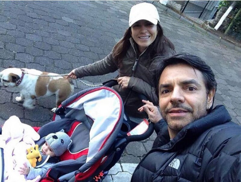 Aun con frío, la familia Derbez disfruta de pasear juntos.