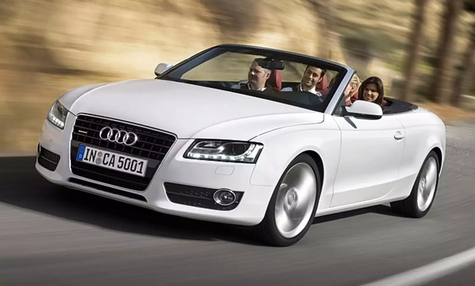 La nueva plataforma de Audi, más larga que el modelo A4, le da un estilo más deportivo con línea curva que fluyen hacia la parte trasera.