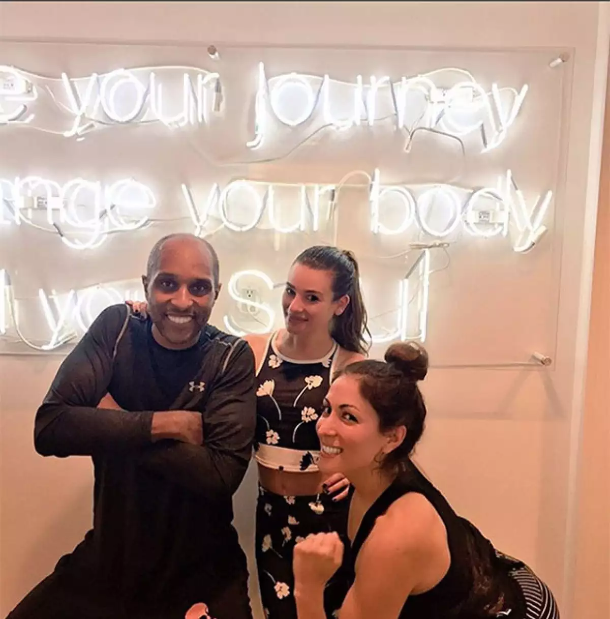 Lea realiza rutinas acompañada