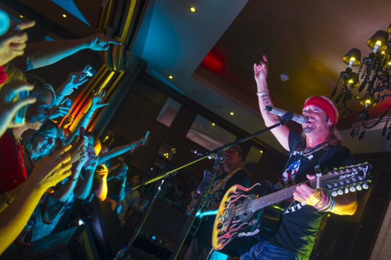 Bret Michaels en concierto en el Hard Rock Hotel, donde incluso tiene una suite con su nombre.