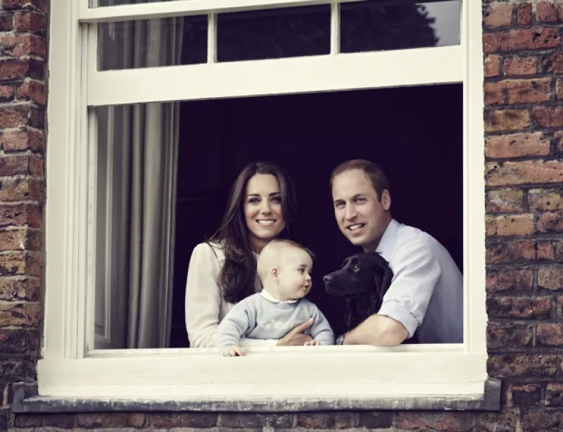 Así luce el primogénito de los Duques de Cambridge a sus 8 meses de edad. La imagen fue tomada una semana antes de que partan juntos a su viaje por Australia.