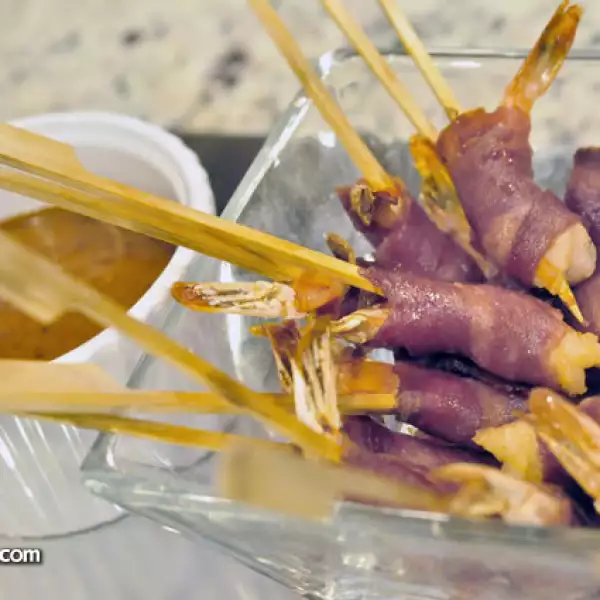 Camarones con tocino de pavo y salsa dulce de chipotle