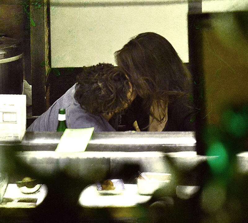 La pareja fue captada en un apasionado beso.