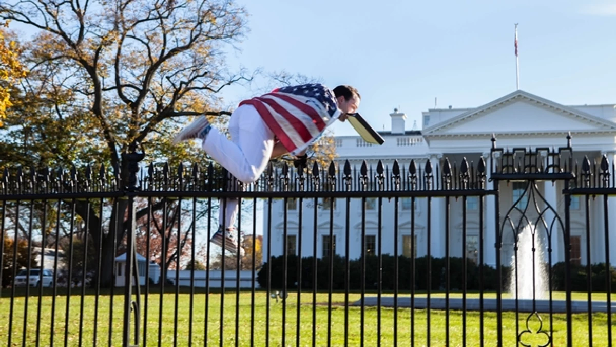 hombre casa blanca