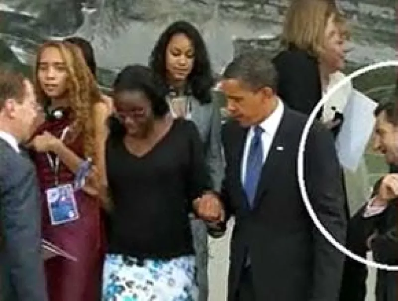 Una imagen en donde se ve al presidente de Estados Unidos y al francés viendo las curvas de una chica brasileña dio la vuelta la mundo, pero la cadena de la ABC aclaró la situación.