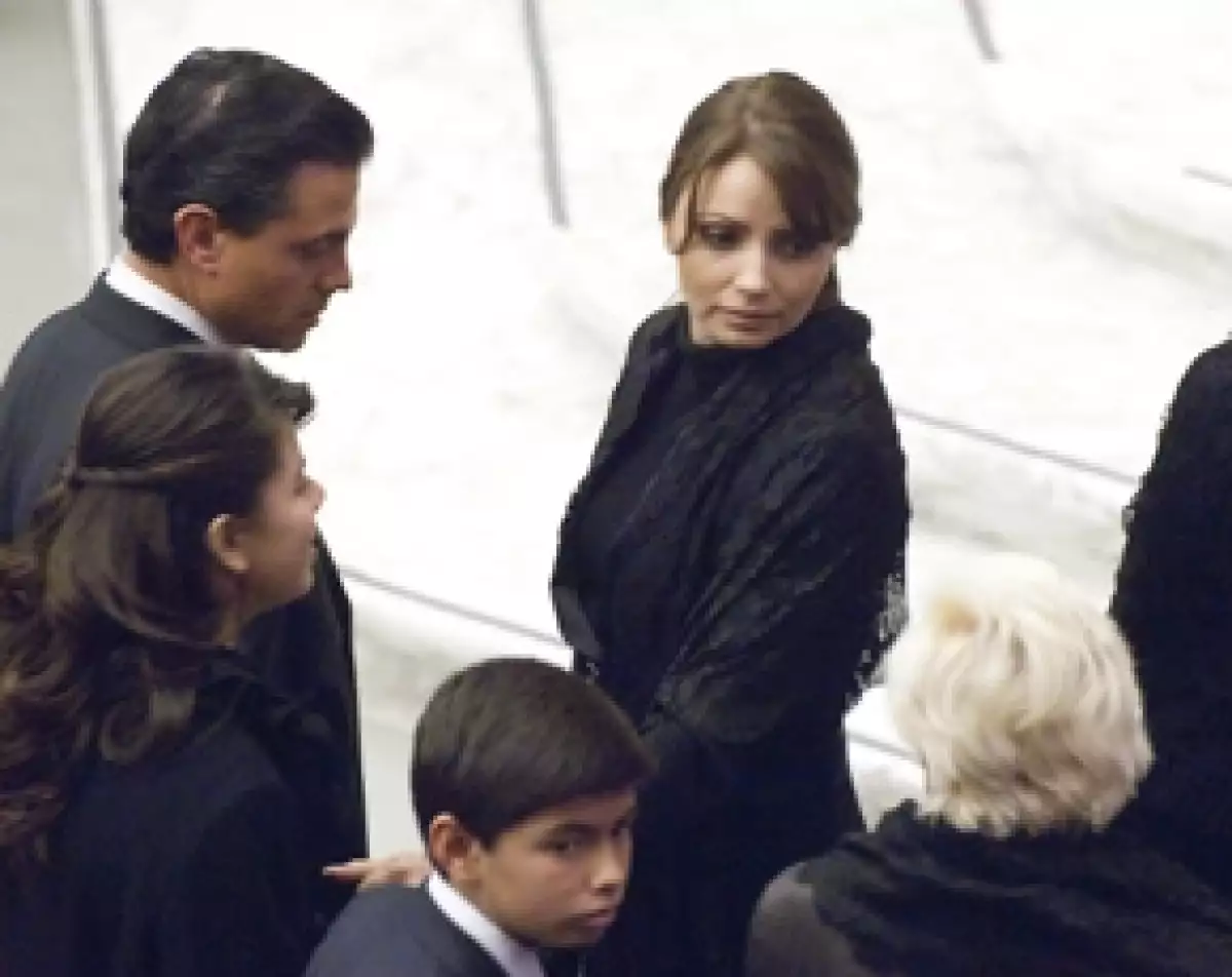 El gobernador del Estado de México le entregó el anillo de compromiso a Angélica Rivera durante una visita que hicieron solos a la Basílica de San Pedro.