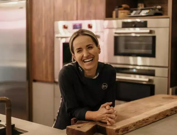 Chef Ana Martorell en su cocina vestida con ropa de chef