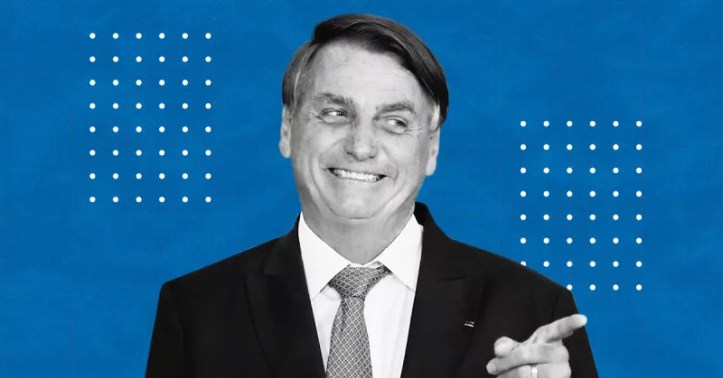 Retrato en blanco y negro del presidente de Brasil, Jair Bolsonaro, sonriendo y señalando a la derecha. 