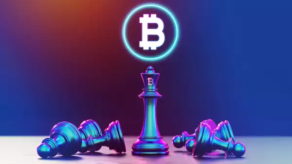 Piezas de ajedrez tiradas alrededor de la reina, que está en pie y lleva marcado el símbolo de bitcoin.