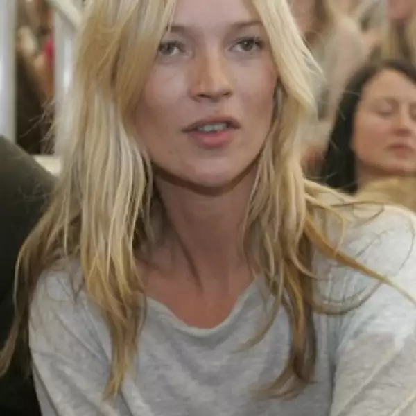 Observando la colección primavera verano en la Semana de la Moda en Londres.