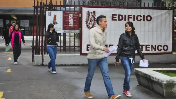 Estudiantes saliendo del edificio de Instituto Politécnico Nacional (IPN)