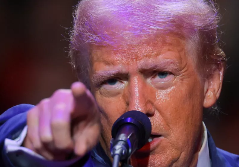 El candidato presidencial republicano y ex presidente de los Estados Unidos, Donald Trump, celebra un mitin de campaña en Indiana, Pensilvania, EE. UU., el 23 de septiembre de 2024 (Imagen principal del artículo 'La violencia política cobra protagonismo en las elecciones de Estados Unidos')