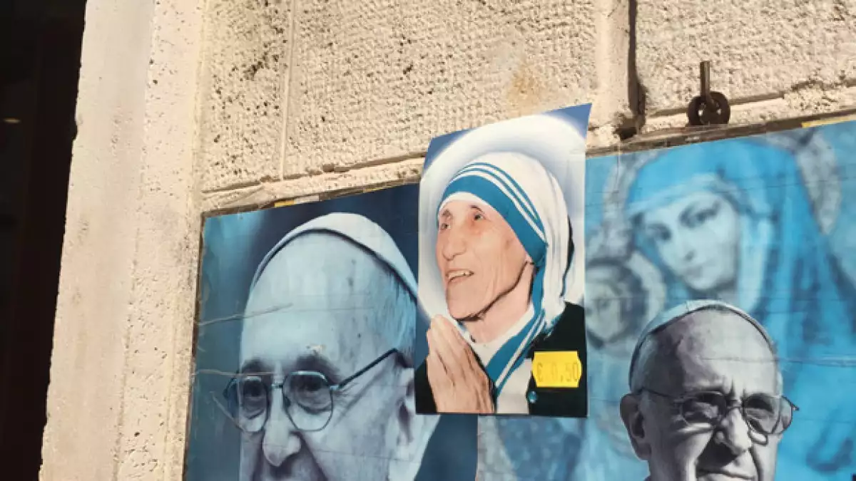 Para el papa Francisco, la madre Teresa de Calcuta encarna su ideal de una "iglesia pobre para los pobres", aunque admitió que habría tenido "miedo" si esta pequeña mujer hubiera sido su superior.